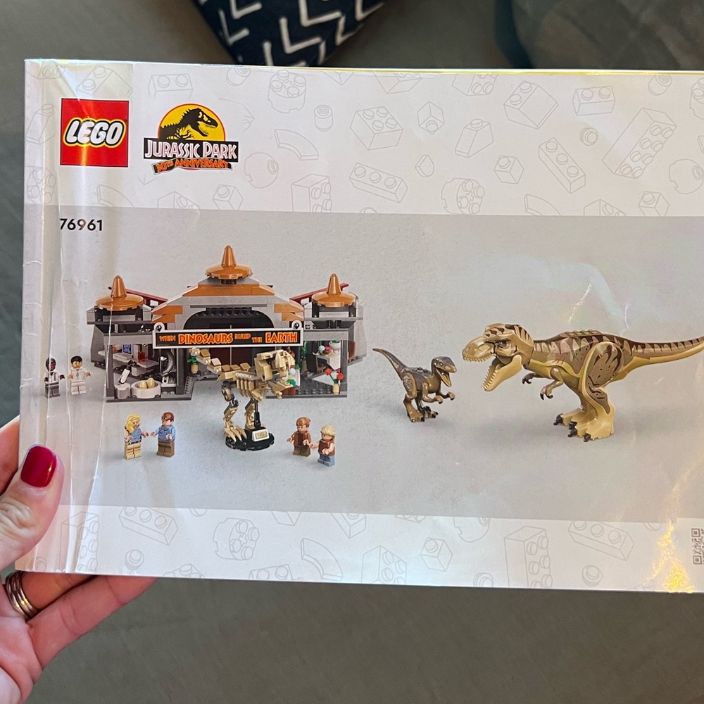 Jurassic Park visitor Center and raptor attack. Used/No box. Manual included